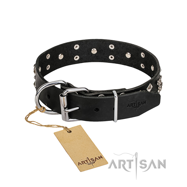 Leather dog collar with thoroughly polished edges for pleasant daily wearing